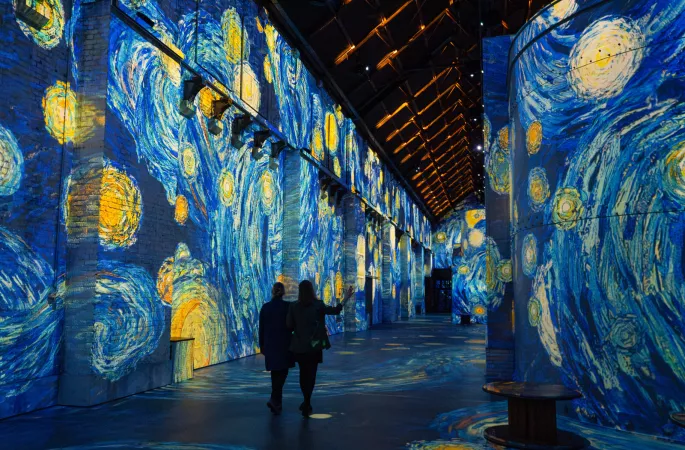 nuit étoilée van gogh silhouettes