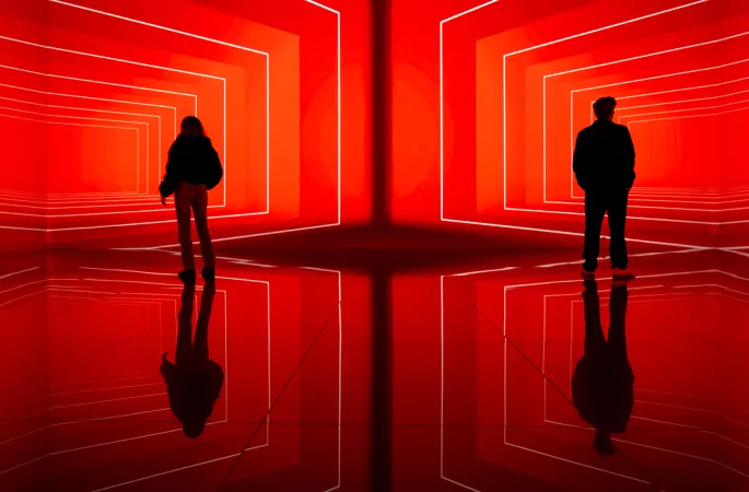 reflets silhouettes fond rouge projection